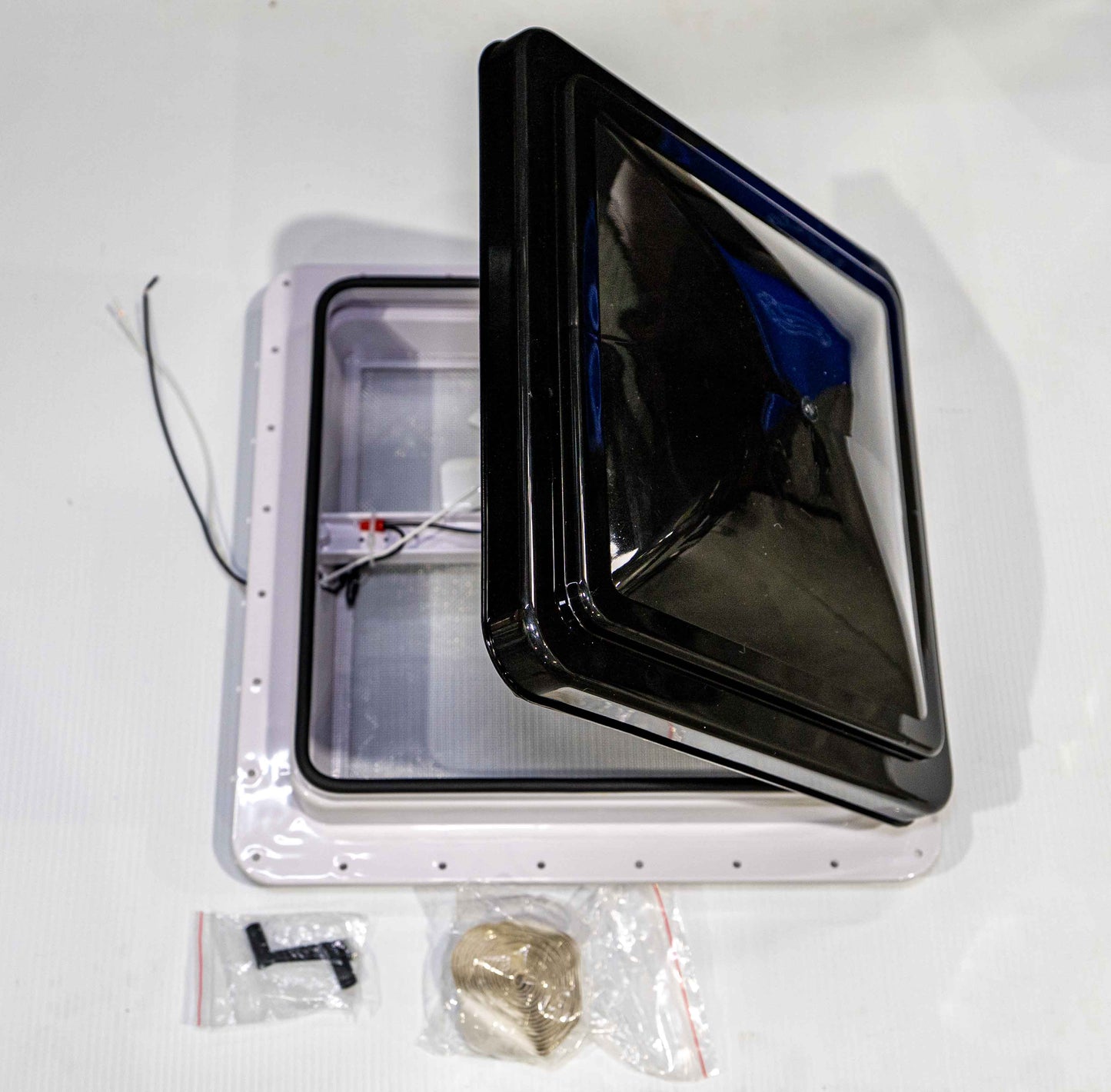 Ventilateur d’Aération Noir RV 14x14 – Motorisé 12V Étanche & Anti-UV | Vent de Toit VR