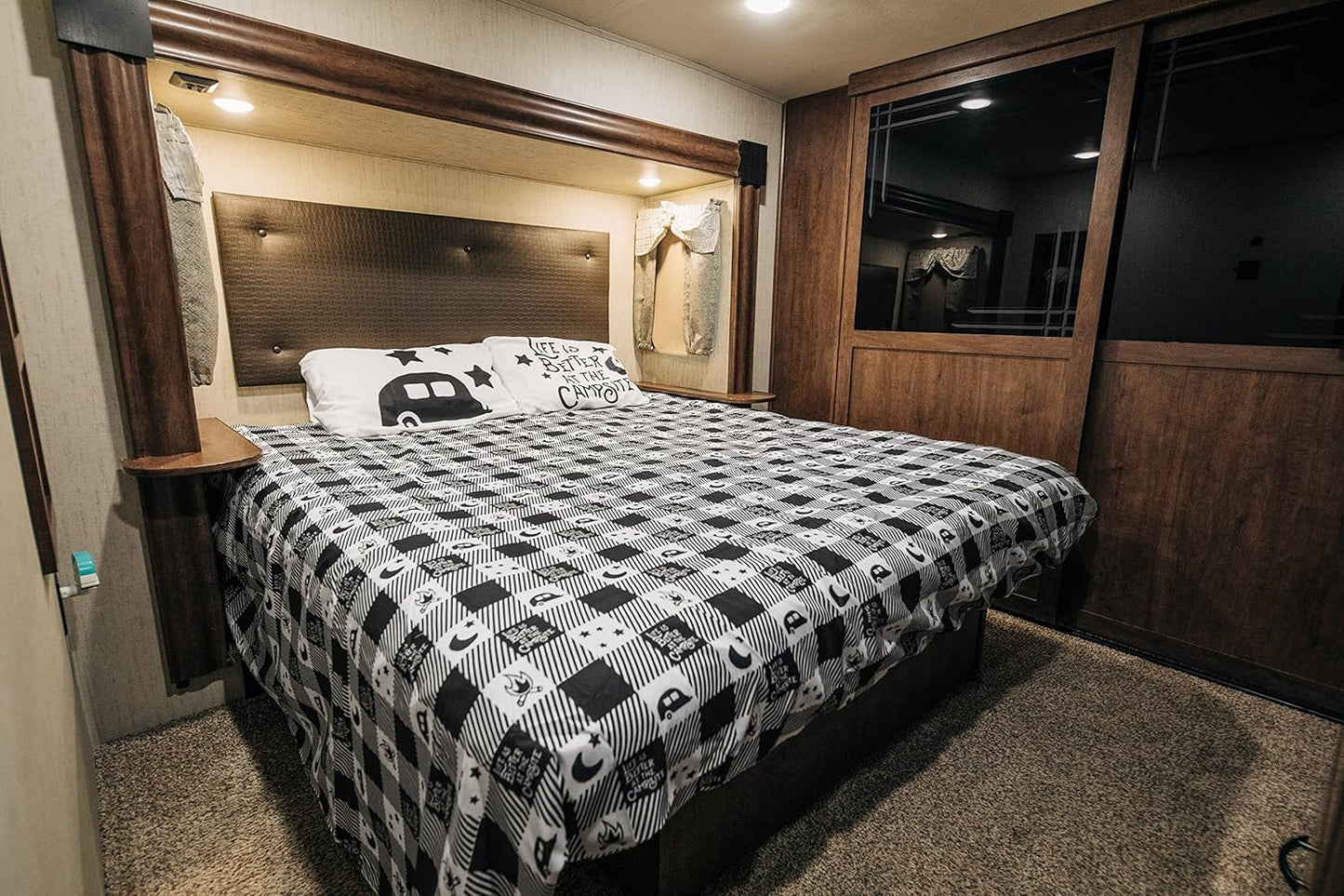 Set de Draps Camco RV "Life is Better at the Campsite" – Draps King Court pour Camping-Car, Polyester, Lavable en Machine, Design Multi-Camping-Cars