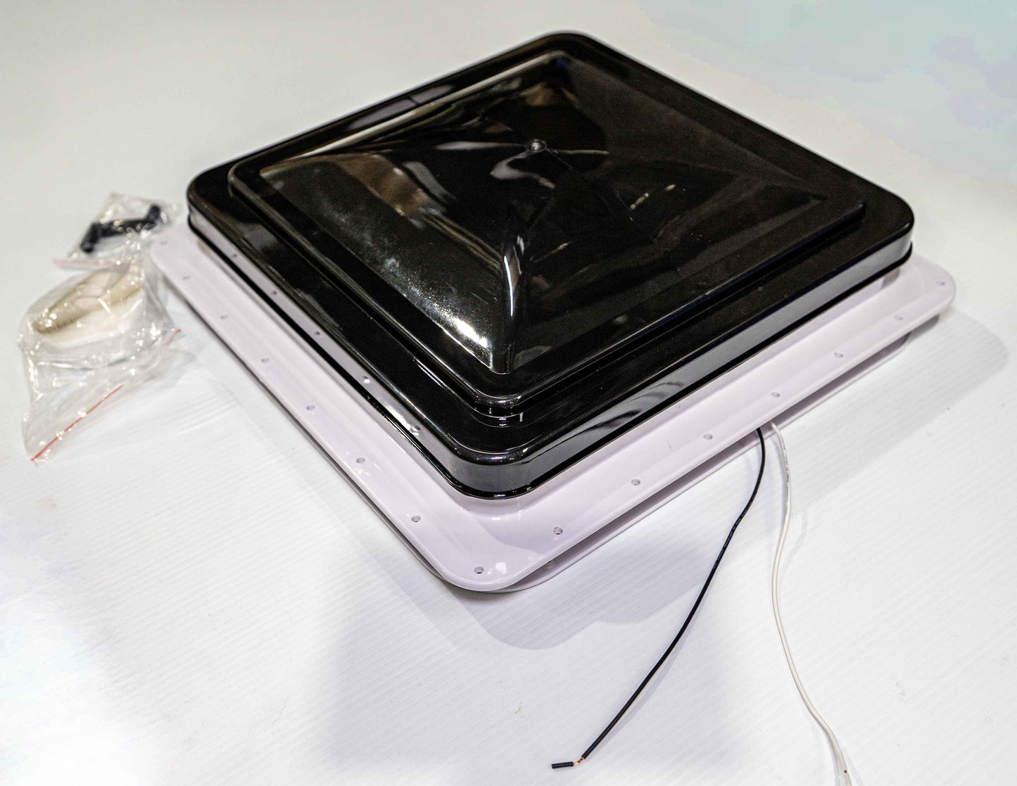 Ventilateur d’Aération Noir RV 14x14 – Motorisé 12V Étanche & Anti-UV | Vent de Toit VR