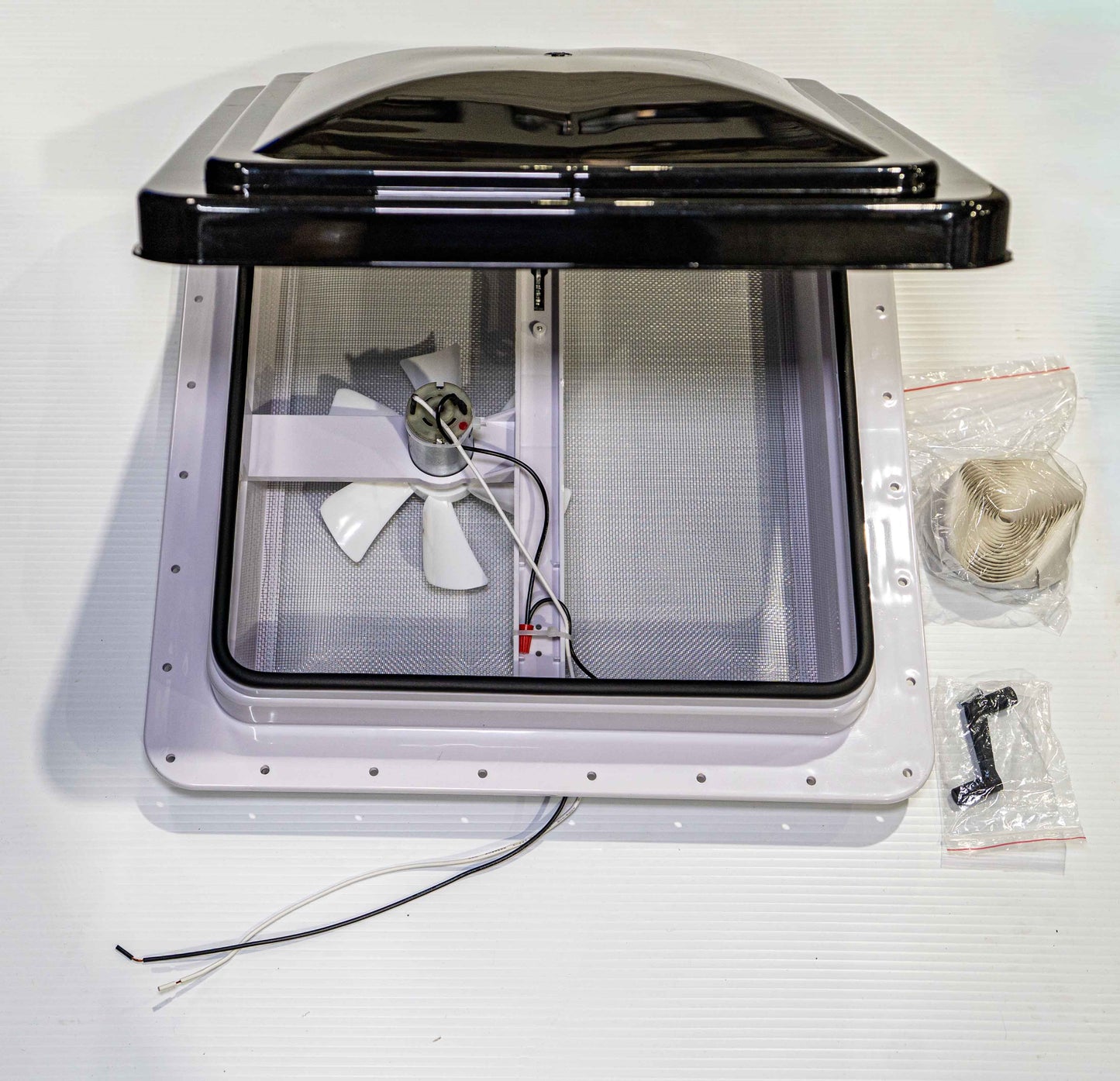 Ventilateur d’Aération Noir RV 14x14 – Motorisé 12V Étanche & Anti-UV | Vent de Toit VR