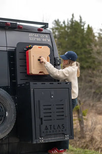 Support multi-usage avec boite large ATLAS RC pour porte arrière de van